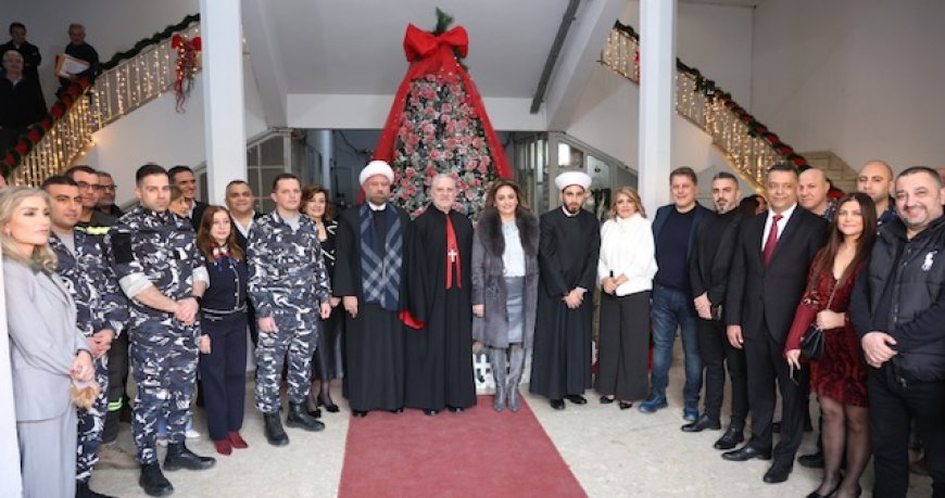 قائمقام جبيل أضاءت شجرة الميلاد في السرايا: الاوطان لا تبنى بالقوة وحدها بل بالارادة المشتركة والاحترام المتبادل