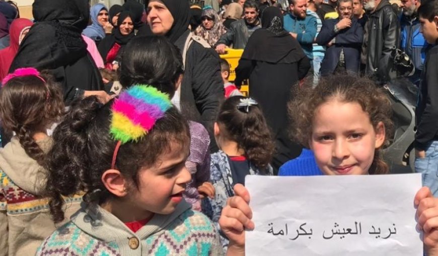 اعتصامات نسائية غاضبة ل "ندى" في مخيمات صور احتجاجًا على توقف المساعدات النقدية من "الاونروا"