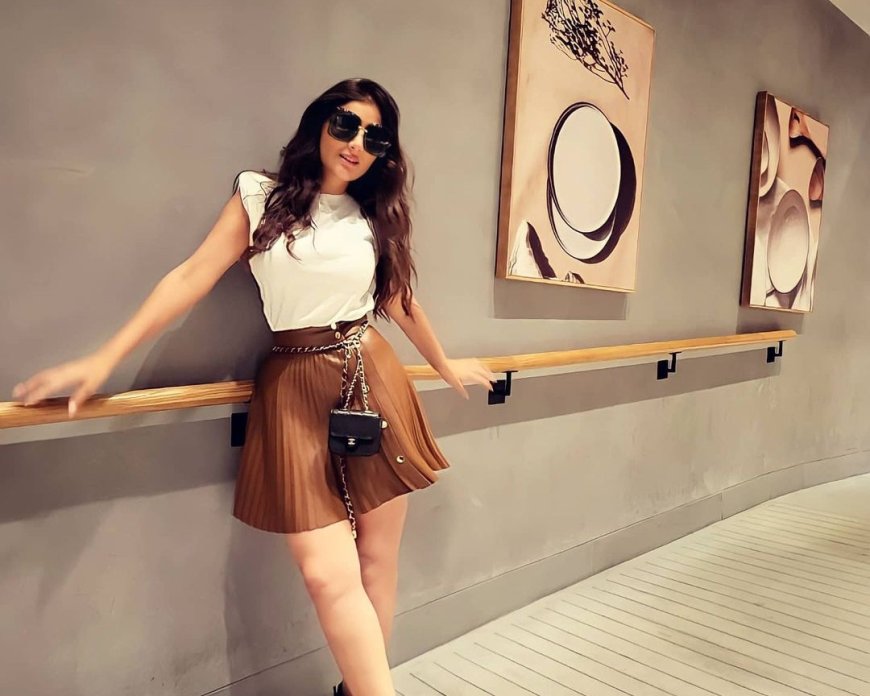 التنورة الميني تعود بقوة هذا الشتاء:  تنسيقات أنيقة تمنحك الدفء والجرأة