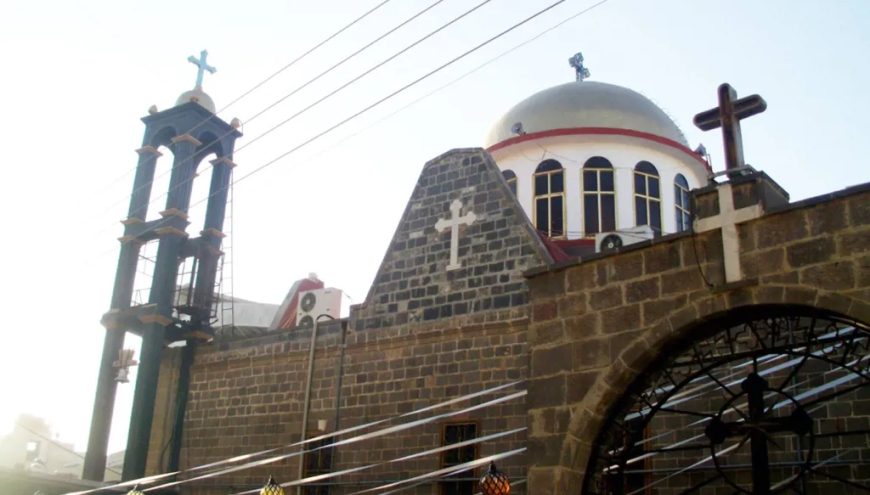 لم يكن حادثا أمنيا.. الكشف عن سبب احتراق شجرة الميلادامام كنيسة  في سوريا