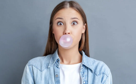 أبحاث علمية تكشف حقائق عن العلكة.. ما تأثيرها على العقل؟