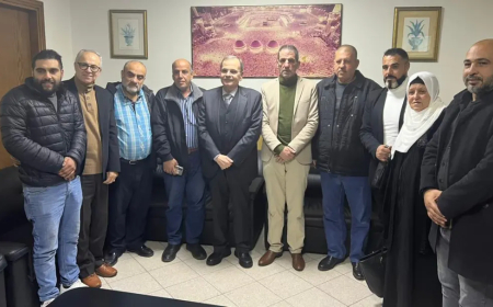 البزري عرض مع وفد من سكان منطقة الهبة - حي الزيتون في المية ومية موضوع إنذارات الإخلاء