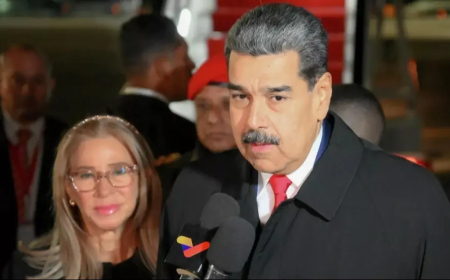 مادورو وزوجته اقتيدا عقب انتهاء جلسة الاستماع الاولى إلى مركز احتجازهما بانتظار الجلسة المقبلة في 17 آذار