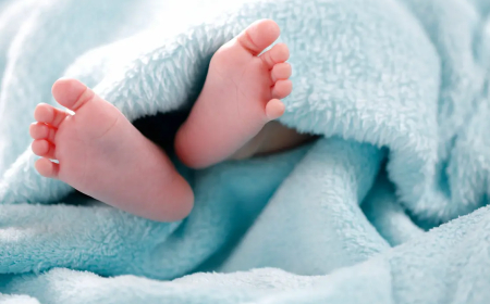 طفل رضيع يصارع الموت.. ماذا جرى معه؟