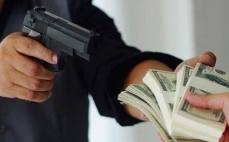 هدده بسكين.. وسلبه 15 الف دولار