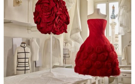 حين يصبح اللون هوية: لماذا كُتب اسم فالنتينو بالأحمر؟