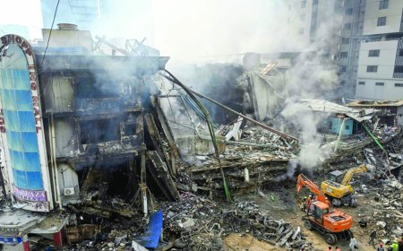 كم بلغت حصيلة ضحايا الحريق في مركز تجاري باكستاني؟