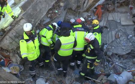 فرق الانقاذ تنجح في اخراج امرأة من بين ركام المبنى المنهار في القبة والبحث مستمر لإنقاذ العالقين تحت الأنقاض