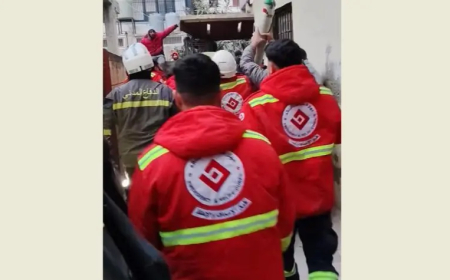 العمل على إنقاذ 4 أشخاص من العائلة نفسها من تحت انقاض المبنى المنهار والاعمال تجري يدويا