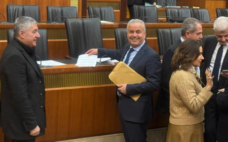 درغام وزع ورقة بمطالب العسكريين على الوزراء والنواب خلال جلسة مناقشة الموازنة