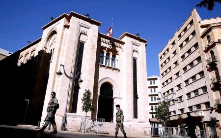 سيارة نائب تدوس متظاهرة.. وهذا ما فعله