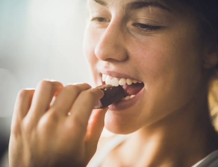 كيف تؤثر الوكولاتة الداكنة على مضادات الأكسدة؟