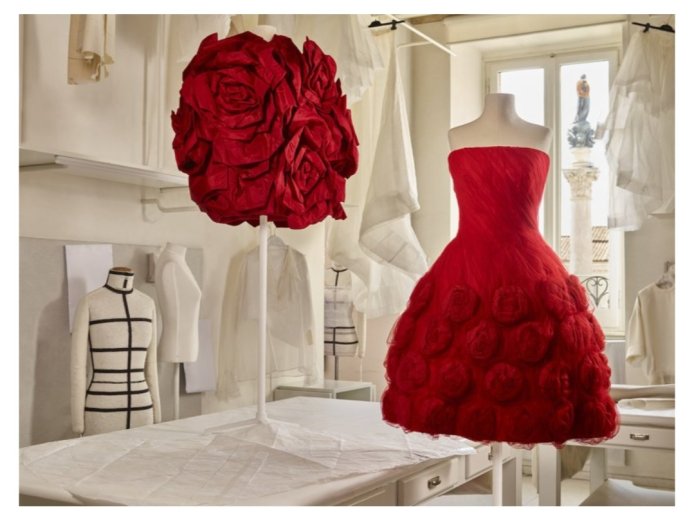 حين يصبح اللون هوية: لماذا كُتب اسم فالنتينو بالأحمر؟