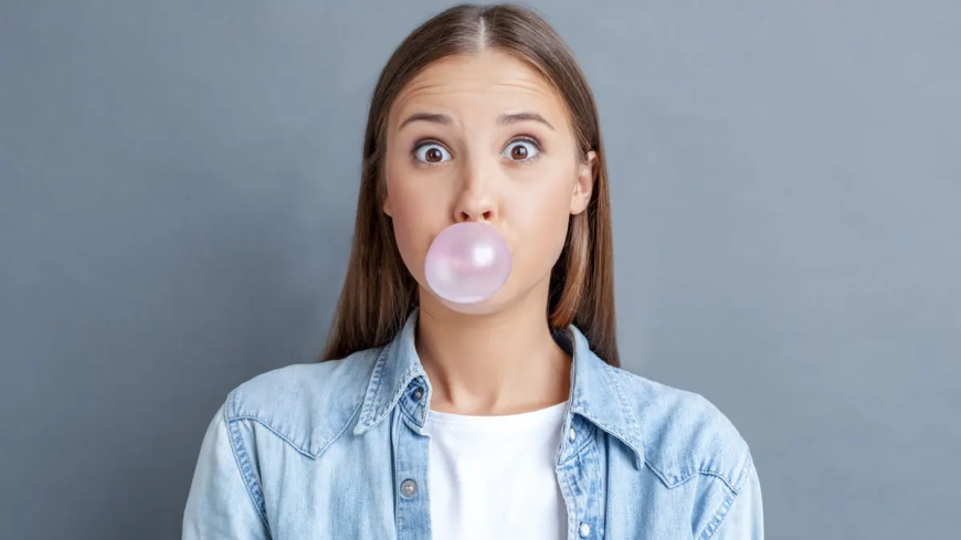 أبحاث علمية تكشف حقائق عن العلكة.. ما تأثيرها على العقل؟