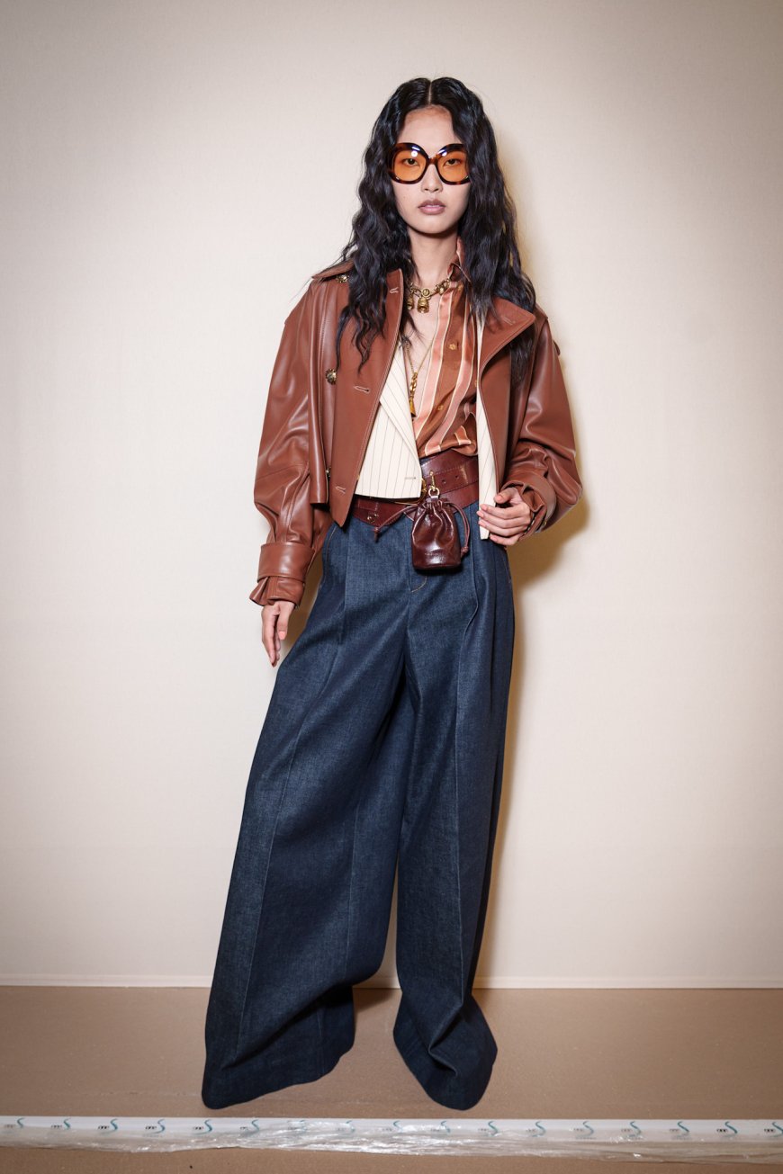 جينز الأرجل الواسعة يتصدّر موضة الشتاء…