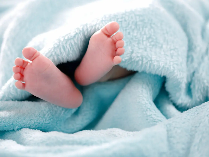 طفل رضيع يصارع الموت.. ماذا جرى معه؟