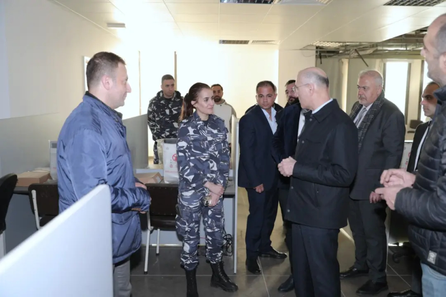 وزير الداخلية جال في مبنى هيئة إدارة السير وغرفة التحكم المروري واطلع على الأضرار والتحديات