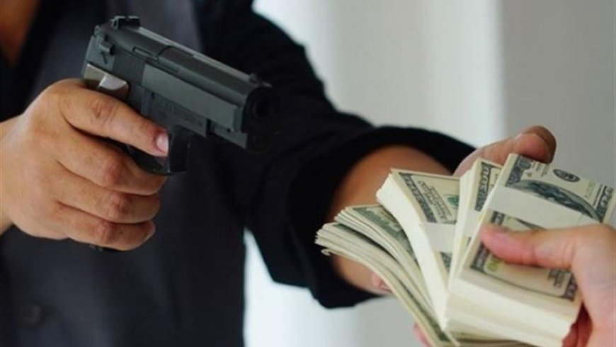 هدده بسكين.. وسلبه 15 الف دولار