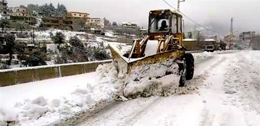 طرق مقطوعة بسبب تراكم الثلوج