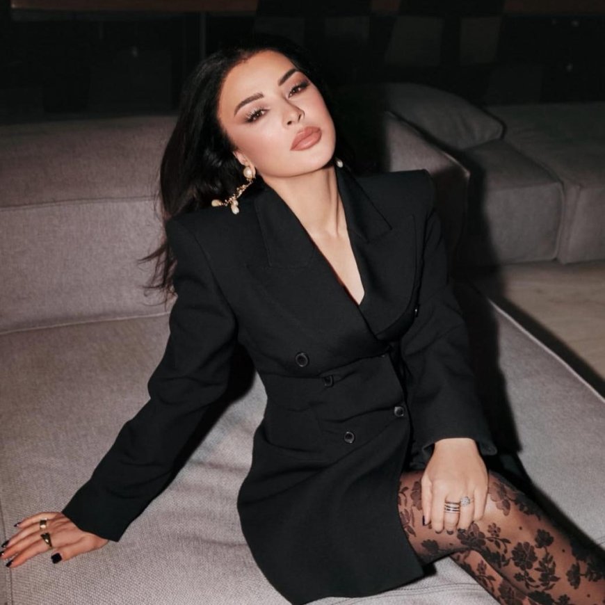 الفستان البليزر القصير يعود بقوة… جرأة أنثوية!