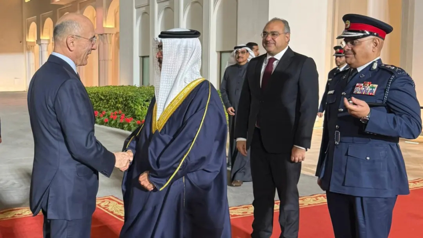 وزير الداخلية وصل  إلى البحرين في زيارة رسمية