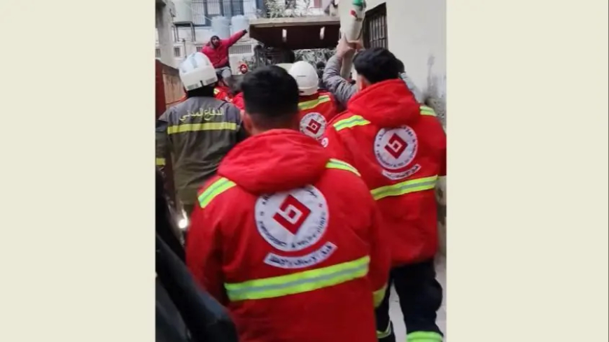 العمل على إنقاذ 4 أشخاص من العائلة نفسها من تحت انقاض المبنى المنهار والاعمال تجري يدويا