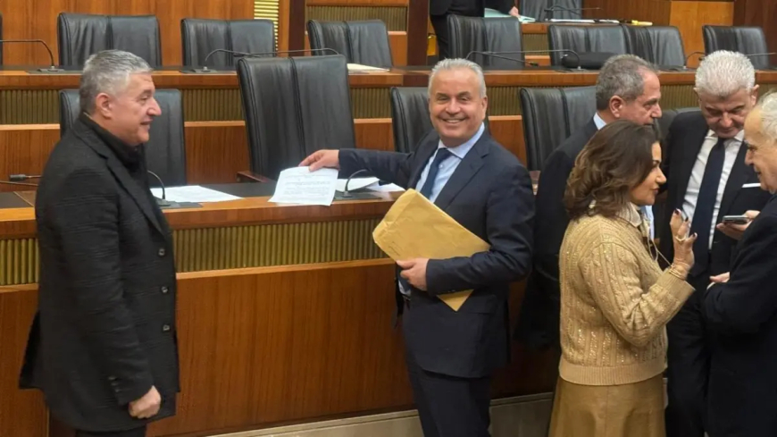 درغام وزع ورقة بمطالب العسكريين على الوزراء والنواب خلال جلسة مناقشة الموازنة