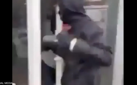 جرحى بإلقاء قنبلة في صالون تجميل