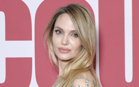 أنجلينا جولي تخطف الأضواء في باريس بإطلالة كوتور فضيّة تجمع الفخامة والجرأة