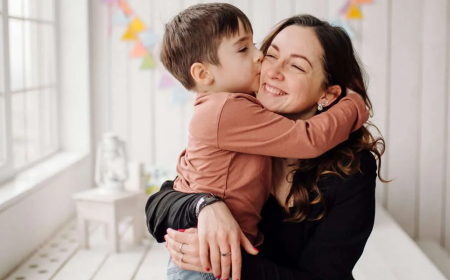 حين يتحوّل الحب إلى عبء خفي… لماذا تحتاج الأم وطفلها إلى حدود واضحة؟