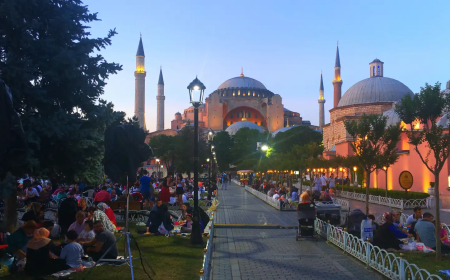 إفطار تحت قباب التاريخ… أجواء رمضان الساحرة في ساحة السلطان أحمد بإسطنبول