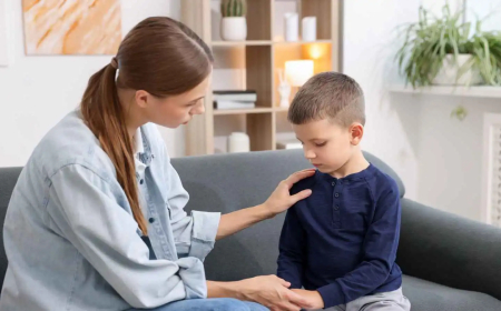 حين يتحوّل الحب إلى عائق: أخطاء تربوية شائعة تقيّد استقلال الطفل