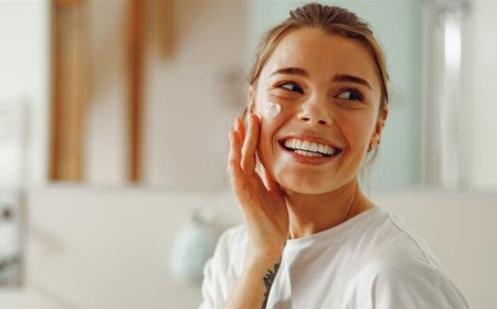 خطوات أساسية للحصول على بشرة مخملية