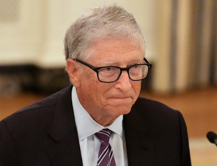 من من إعتذر بيل غيتس؟