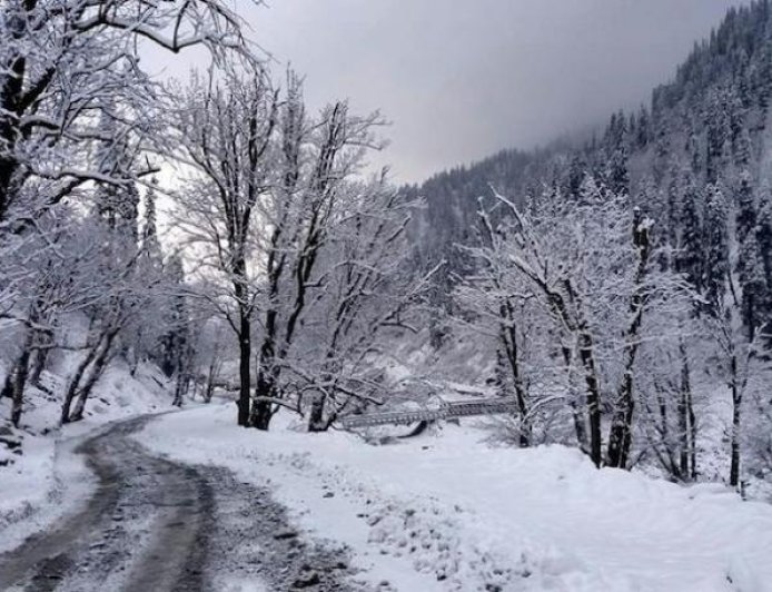 طرقات مقطوعة بسبب تراكم الثلوج