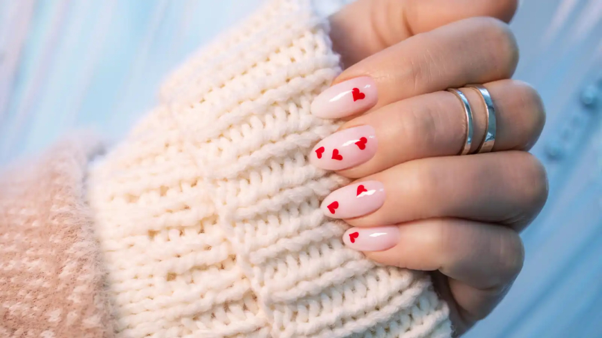 أظافر عيد الحب بروح 2026… لمسات جريئة وأناقة متجددة