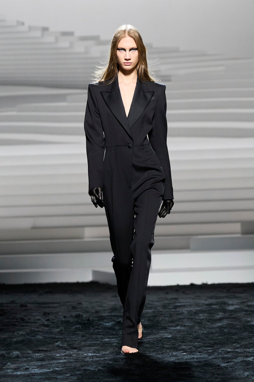 الجمبسوت يفرض حضوره في الشتاء: قطعة واحدة تختصر الجرأة والأناقة