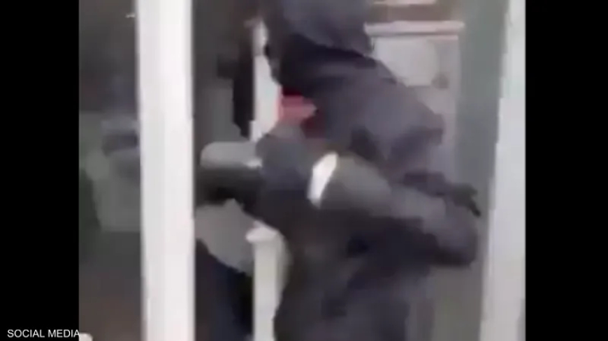 جرحى بإلقاء قنبلة في صالون تجميل