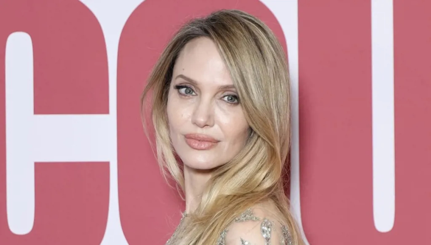 أنجلينا جولي تخطف الأضواء في باريس بإطلالة كوتور فضيّة تجمع الفخامة والجرأة