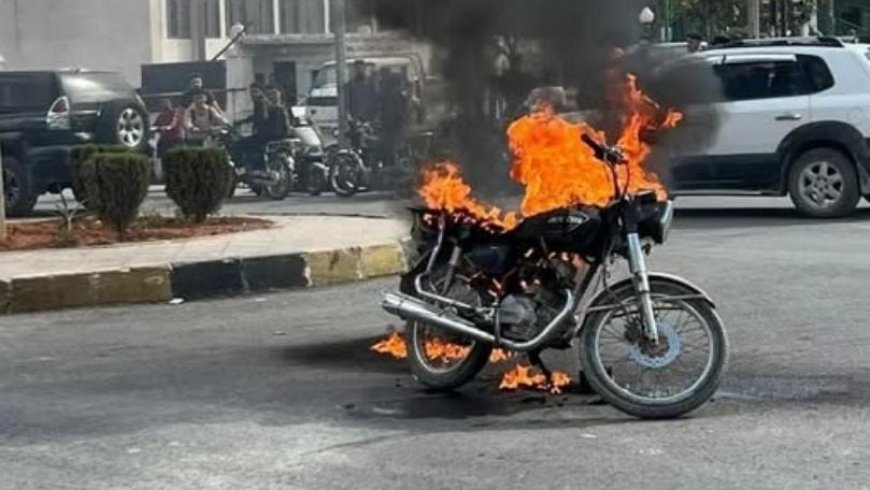 حاولت قوى الأمن حجز دراجته النارية.. فأحرقها