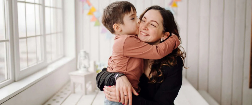 حين يتحوّل الحب إلى عبء خفي… لماذا تحتاج الأم وطفلها إلى حدود واضحة؟