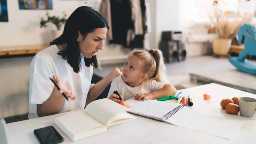 لماذا يبدو الطفل أكثر تمردًا مع أمه؟