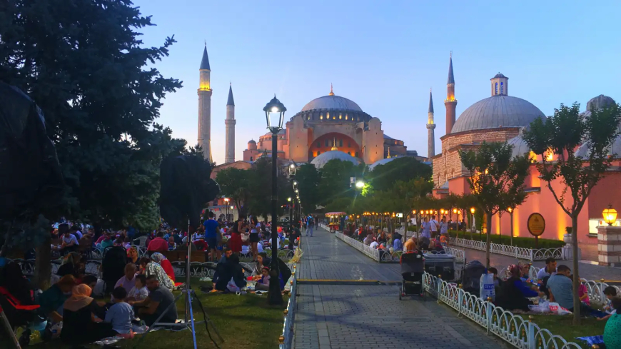 إفطار تحت قباب التاريخ… أجواء رمضان الساحرة في ساحة السلطان أحمد بإسطنبول