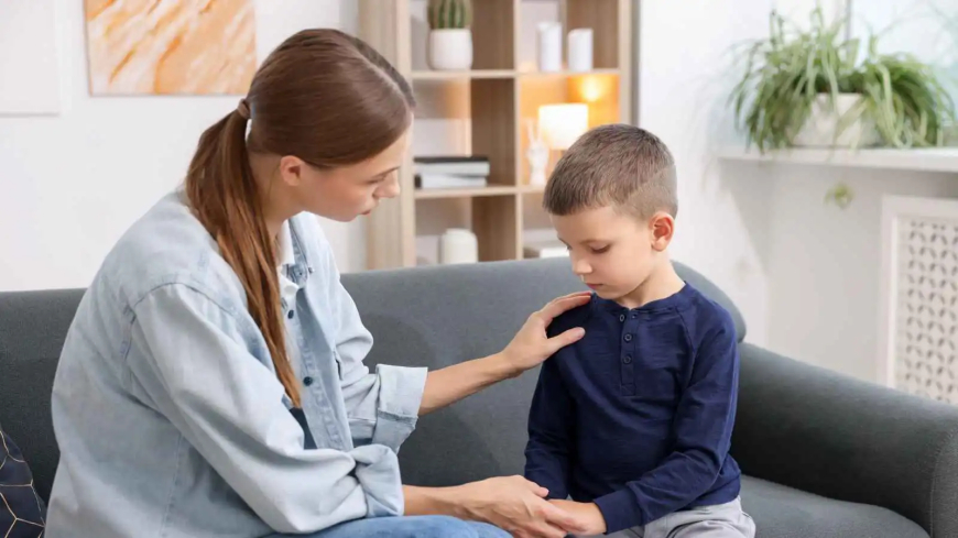 حين يتحوّل الحب إلى عائق: أخطاء تربوية شائعة تقيّد استقلال الطفل