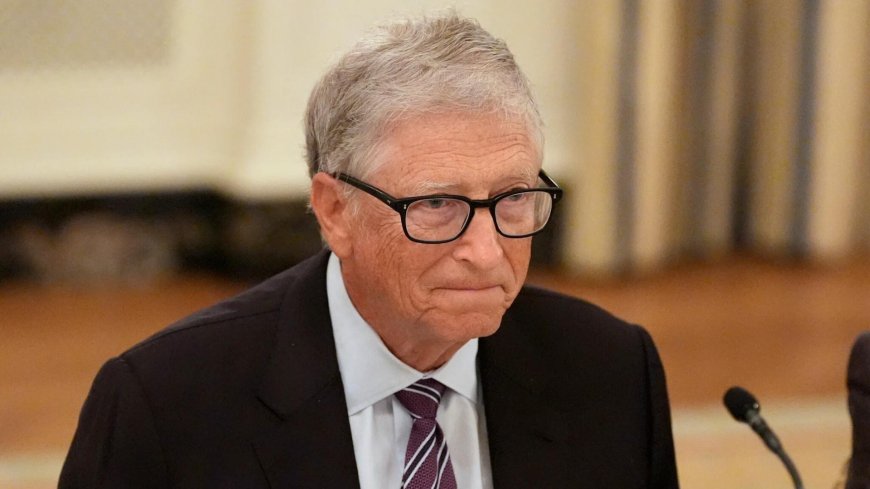 من من إعتذر بيل غيتس؟