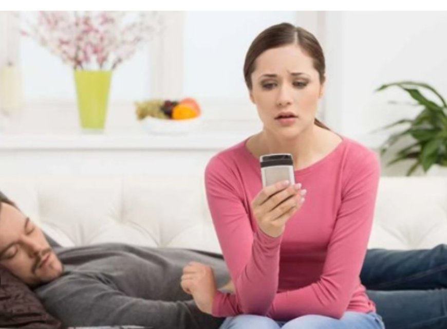 بين الحب والمراقبة: كيف يهدد الهاتف علاقة الزوجين؟