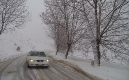 طرق مقطوعة بسبب تراكم الثلوج