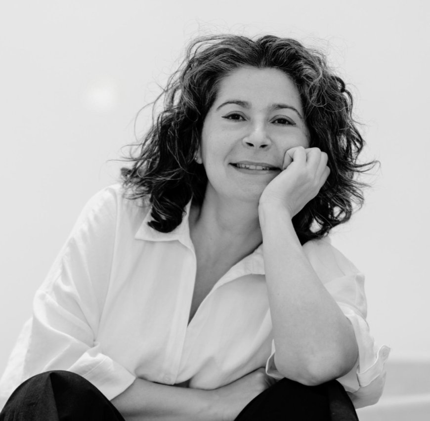 عندما يتلألأ السدو في عاصمة آسيوية: كاترين كرم تحمل ذاكرة الصحراء إلى هونغ كونغ