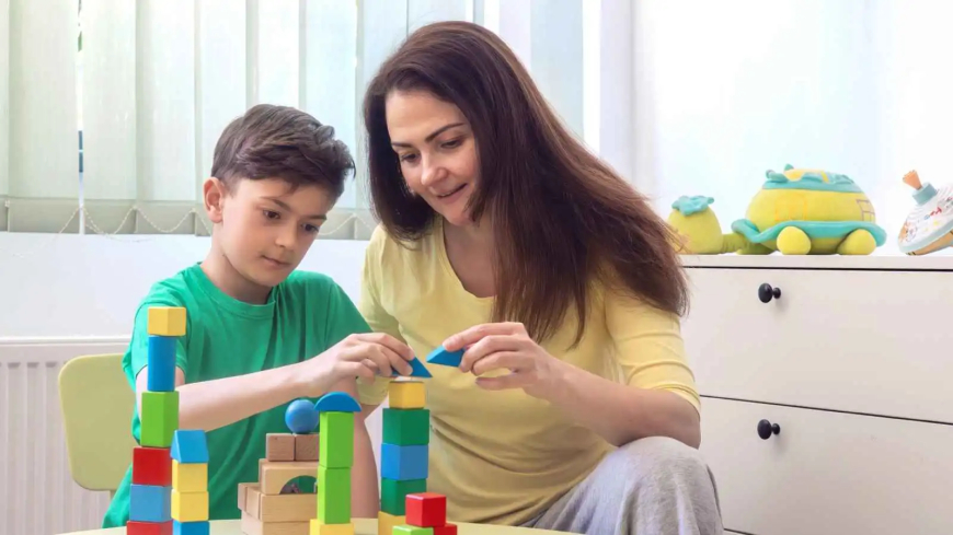 ما الذي تواجهه أم طفل التوحد يوميًا؟ تحديات لا يراها كثيرون..