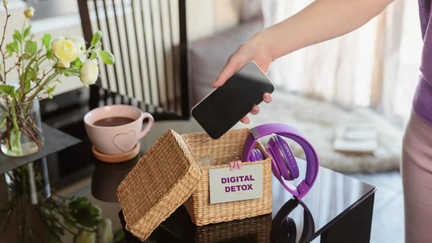 هل تستطيع الانفصال عن هاتفك أسبوعًا؟ خطة لاستعادة التركيز الذهني!